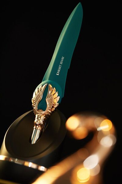 Изысканный вибратор Knight Jenay FLOWERS & SWORD, маска, лента и лубрикант в комплекте, 24,6х3 см. SO6557 фото